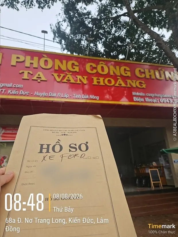 Giao nhận hồ sơ tại văn phòng công chứng, ảnh có dấu thời gian và vị trí