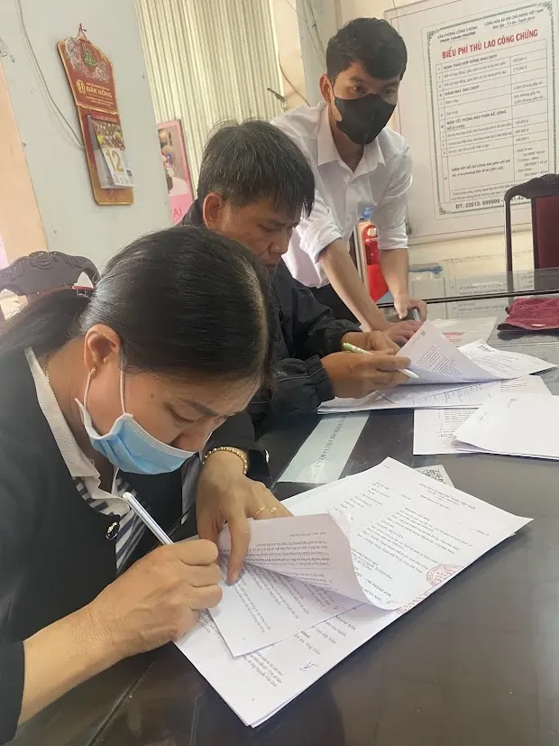 Khách hàng ký hồ sơ tại văn phòng công chứng