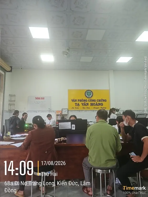Người đại diện làm thủ tục tại quầy tiếp nhận hồ sơ, ảnh có dấu thời gian và vị trí