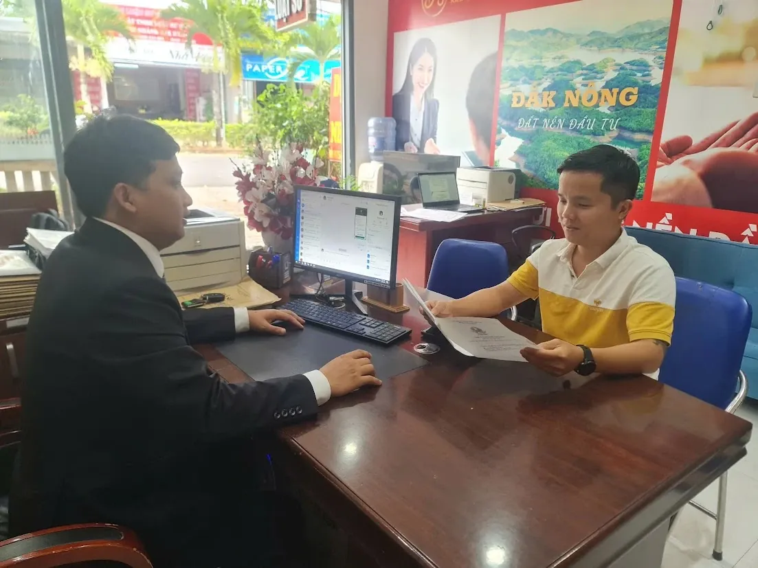Người đại diện trao đổi hồ sơ với khách tại văn phòng